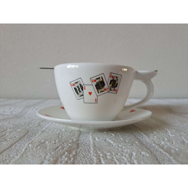 Kop en schotel met speelkaarten Harten, porselein 18x15x8cm - handgemaakt