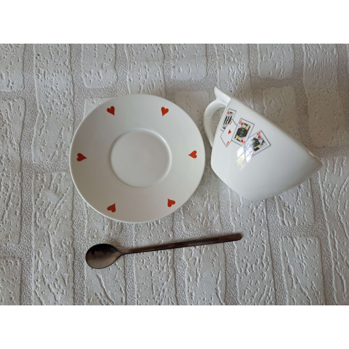 Kop en schotel met speelkaarten Harten, porselein 18x15x8cm - handgemaakt