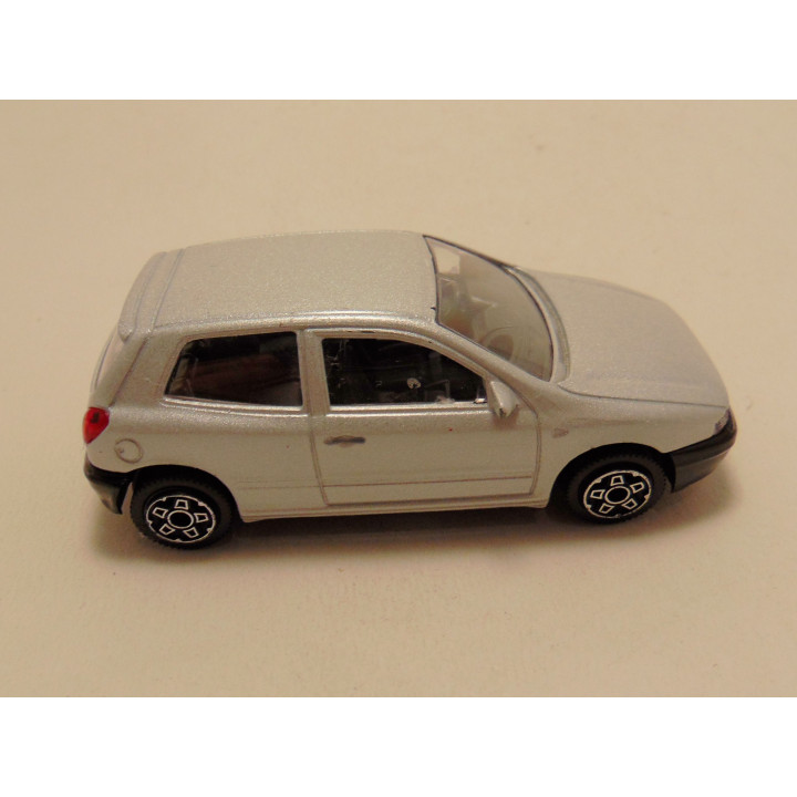 Fiat Bravo 1:43 Bburago zilverkleurig