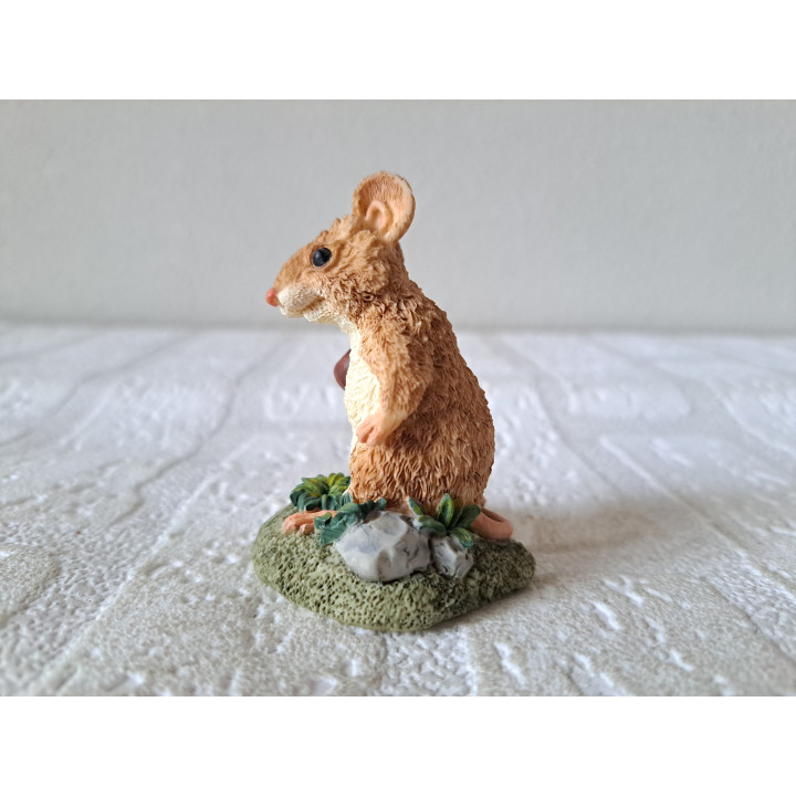 Veldmuis met Kastanje Beeldje, Kunsthars D4.5xH6.5cm