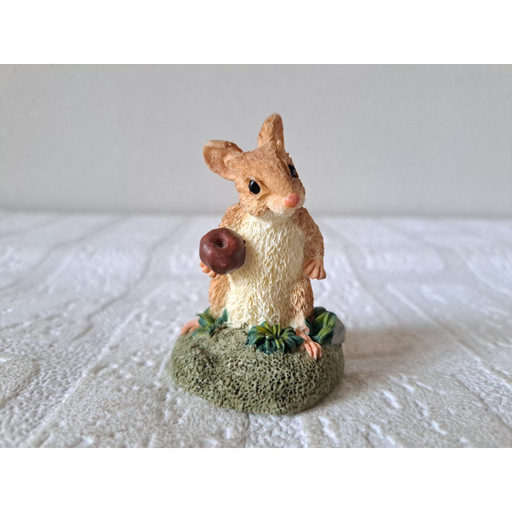 Field Mouse with Chestnut Figurine, Resin D4.5xH6.5cm