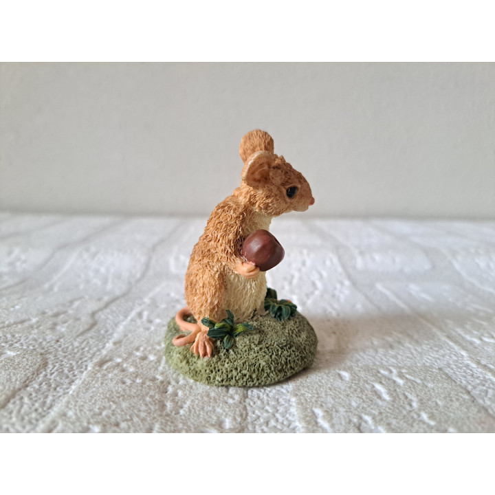 Veldmuis met kastanje van kunsthars The leonardo collection - dierfiguren