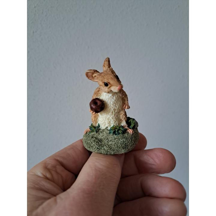 Veldmuis met kastanje, kunsthars D4.5xH6.5cm