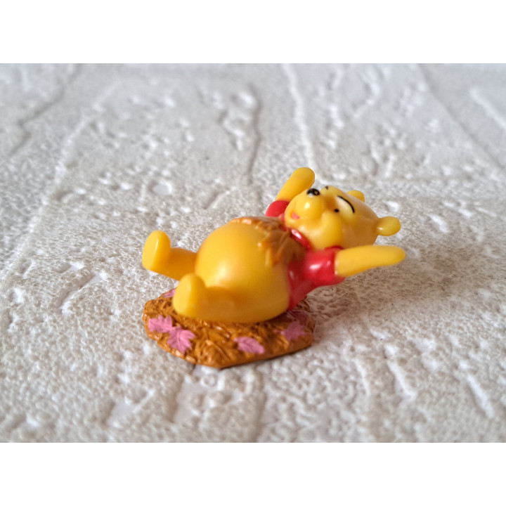 Winnie The Poeh met bladeren, Zaini, kunststof 3.5x2.5x2cm - winnie the pooh