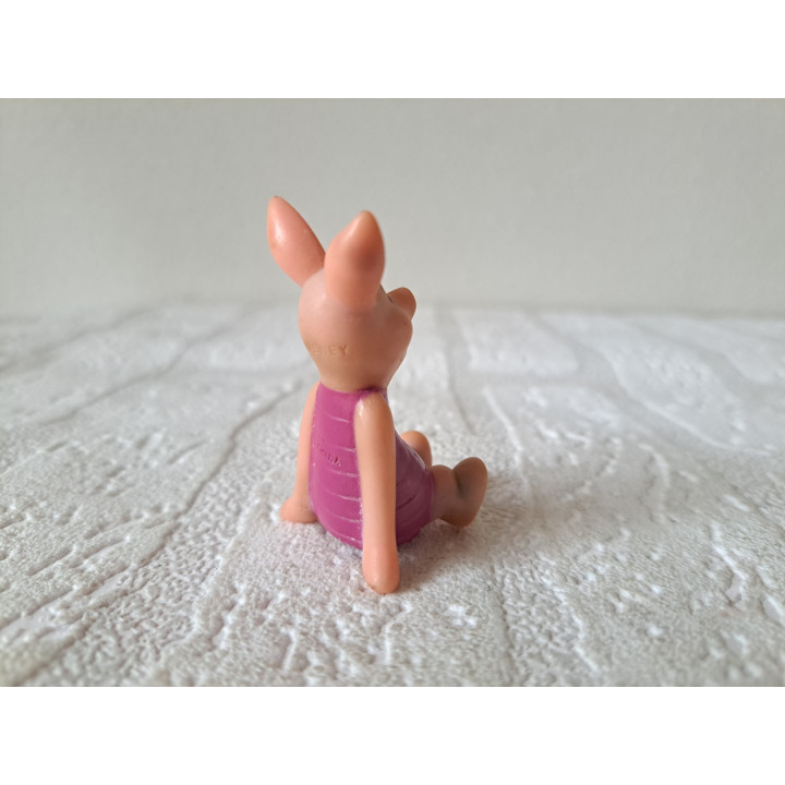 Zittend Knorretje, Winnie de Poeh, rubber 3x3.5x5.5cm - winnie the pooh