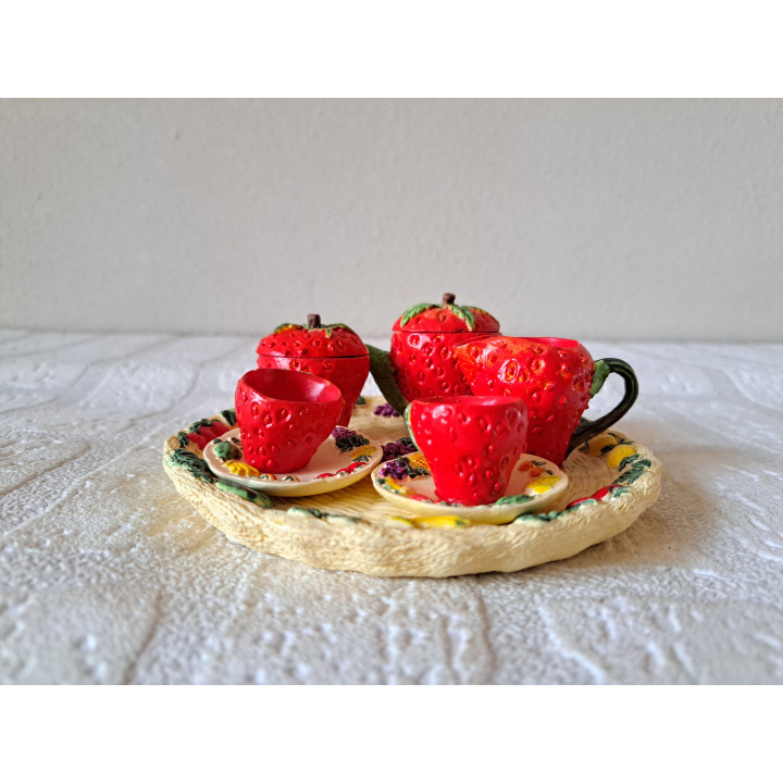 Aardbeien kinderservies 10 delig, kunsthars D12.5xH5.5cm - Verzamelobjecten