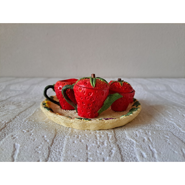 Aardbeien kinderservies 10 delig, kunsthars D12.5xH5.5cm - Verzamelobjecten