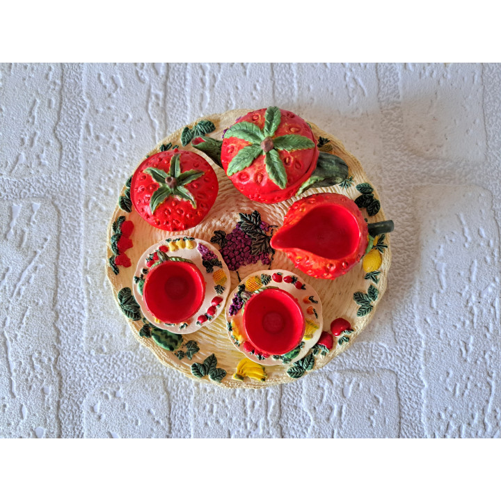 Aardbeien kinderservies 10 delig, kunsthars D12.5xH5.5cm - Verzamelobjecten