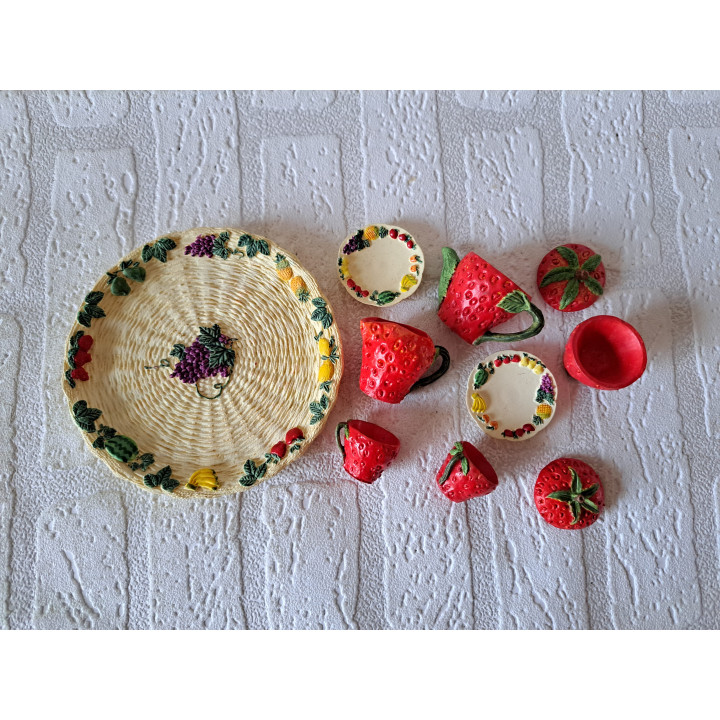 Aardbeien kinderservies 10 delig, kunsthars D12.5xH5.5cm - Verzamelobjecten