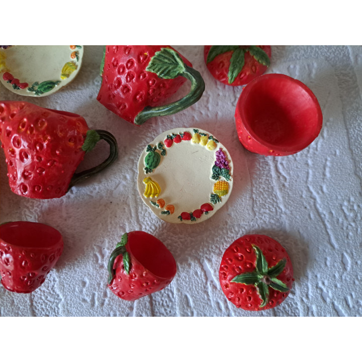 Aardbeien kinderservies 10 delig, kunsthars D12.5xH5.5cm - Verzamelobjecten