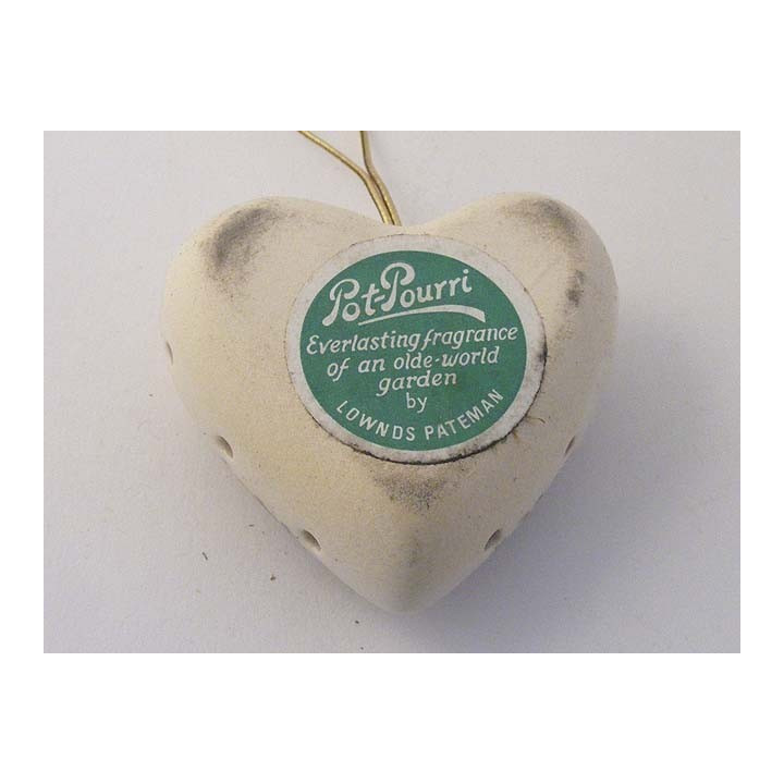 Reukbol in een vorm van een hart met kledendracht Lownds Pateman