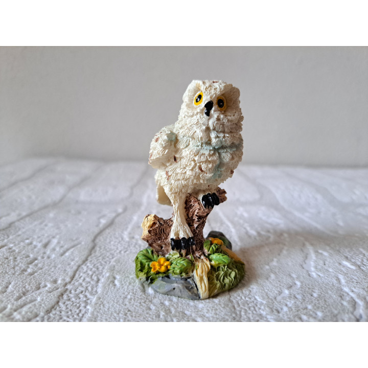 Sneeuwuil op een boomstronk, kunsthars 4x4x7cm - dierfiguren