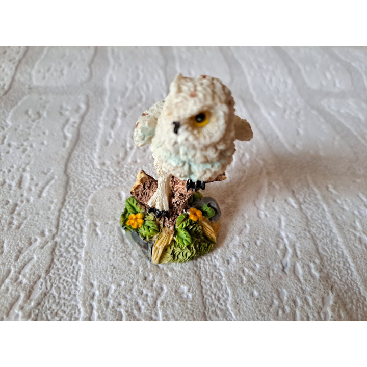 Sneeuwuil op een boomstronk, kunsthars 4x4x7cm - dierfiguren