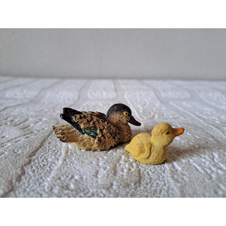 Moeder eend met jong, kunsthars 5x2.5x2.5cm - dierfiguren