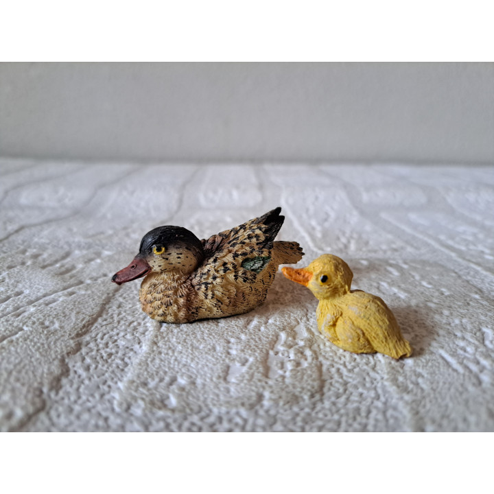 Moeder eend met jong, kunsthars 5x2.5x2.5cm - dierfiguren