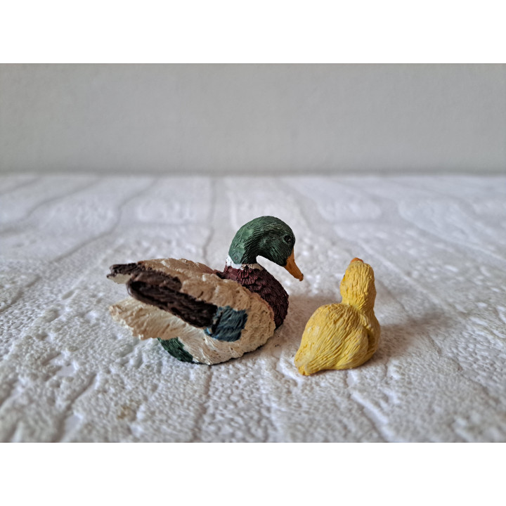 Moeder eend met jong, kunsthars 5x2.5x2.5cm - dierfiguren