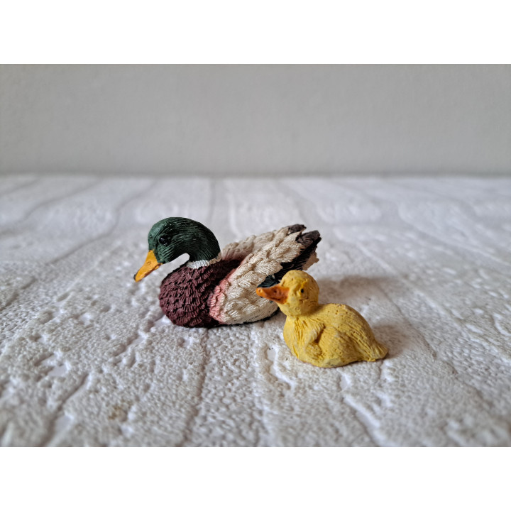 Moeder eend met jong, kunsthars 5x2.5x2.5cm - dierfiguren