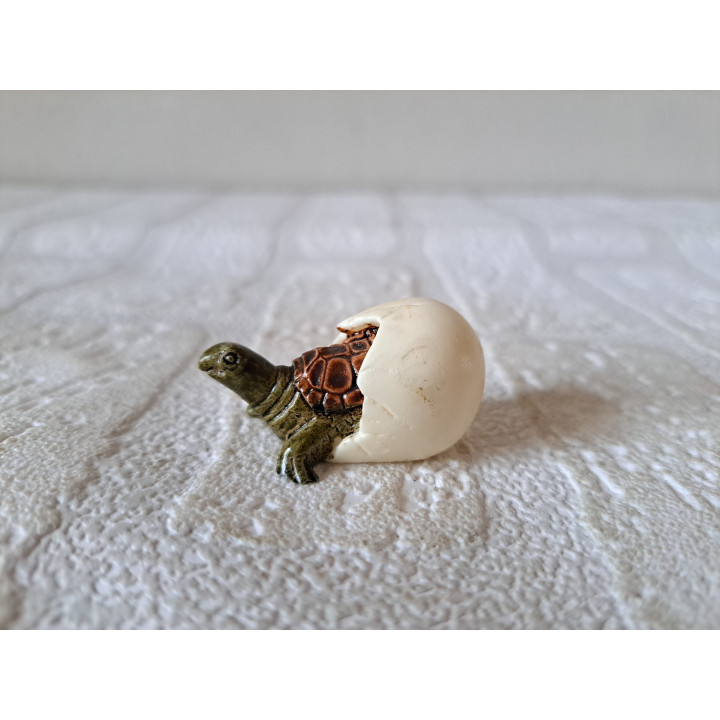 Schildpad jong kruipt uit ei, kunsthars 4x2x2cm - dierfiguren