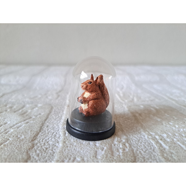 Eekhoorn in kunststof stolpje, kunsthars D3xH4.5cm -dierfiguren