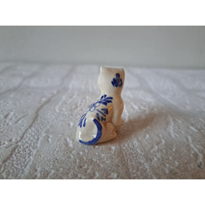 Delftsblauw poes met strandbal, porselein 3x2x4cm - dierfiguren