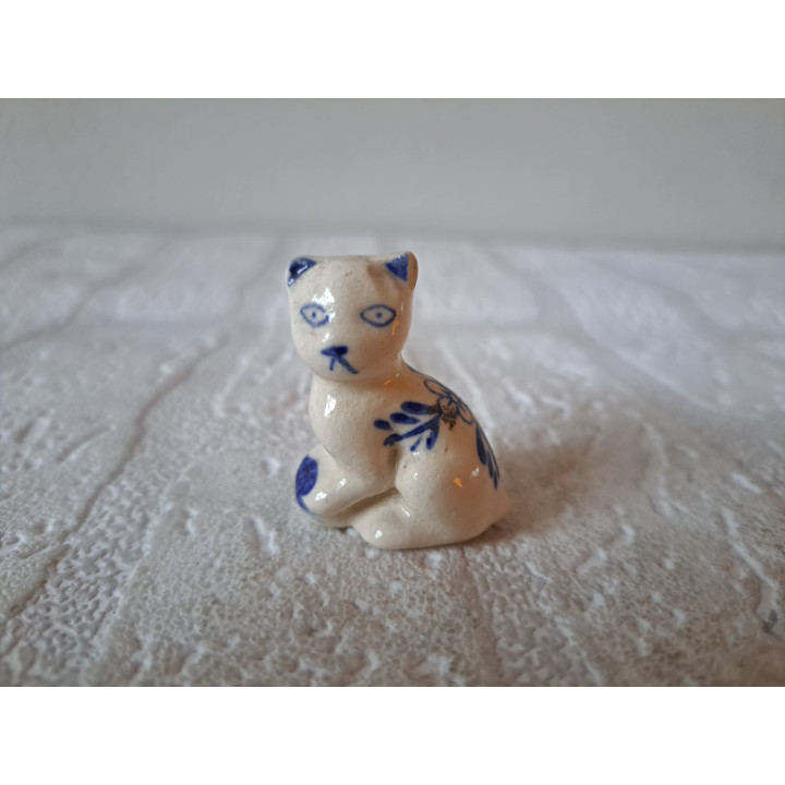 Delftsblauw poes met strandbal, porselein 3x2x4cm - dierfiguren