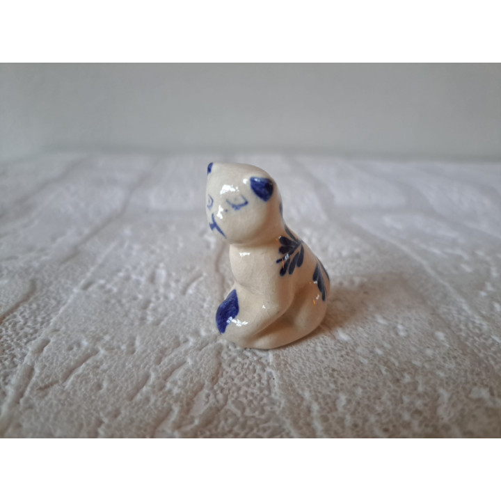 Delftsblauw poes met bal en bloemen, porselein 3x2x4cm - dierfiguren