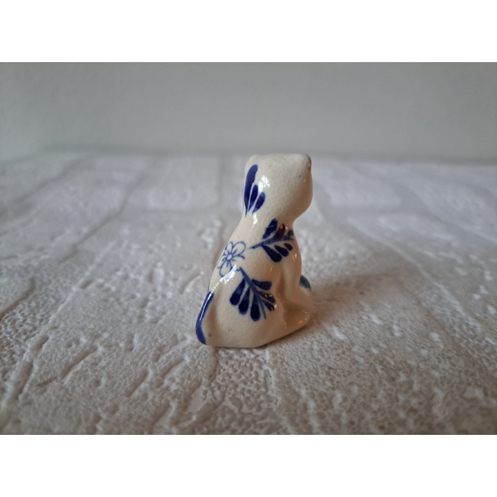 Delftsblauw poes met bal en bloemen, porselein 3x2x4cm - dierfiguren