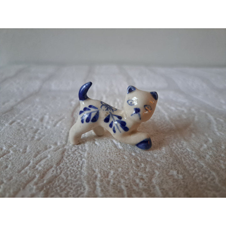 Delftsblauw poes met bloemen, porselein 4x2x3cm - dierfiguren