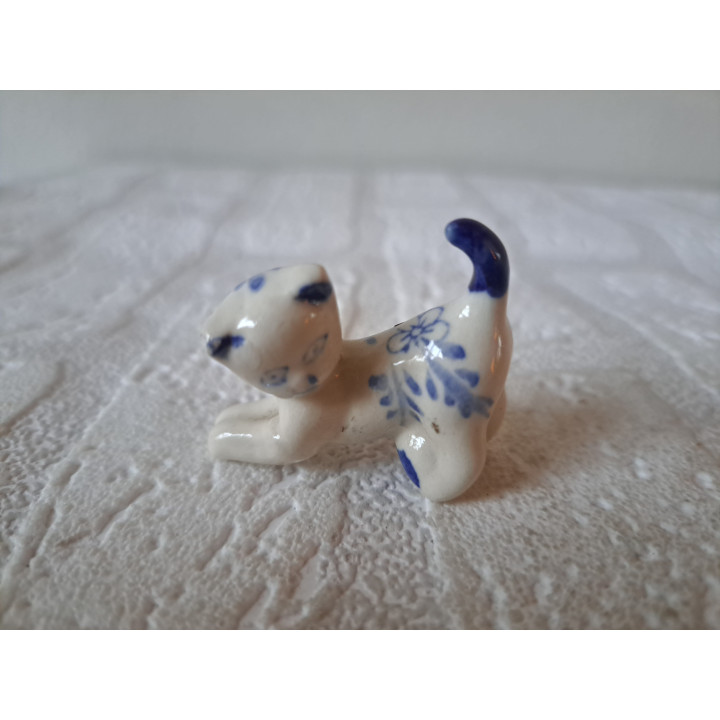 Delftsblauw poes met bloem, porselein 4x1.5x3cm - dierfiguren