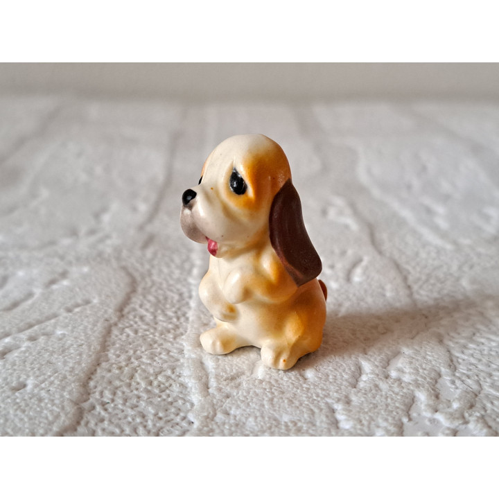 Zittende Basset hond, porselein 3x1.5x3.5cm - dierfiguren