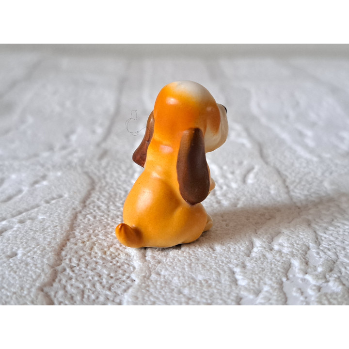 Zittende Basset hond, porselein 3x1.5x3.5cm - dierfiguren