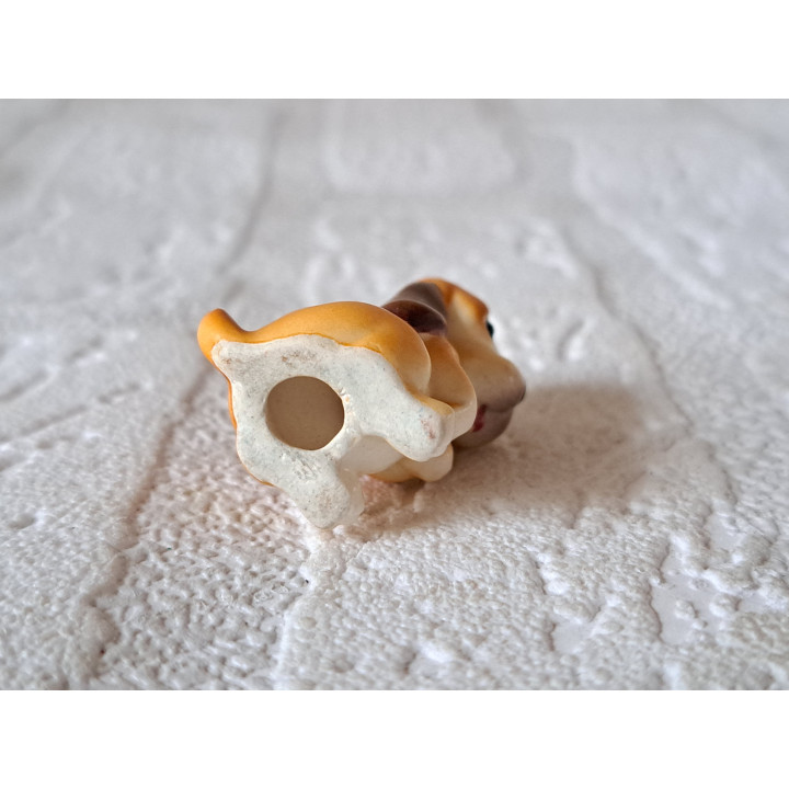 Zittende Basset hond, porselein 3x1.5x3.5cm - dierfiguren