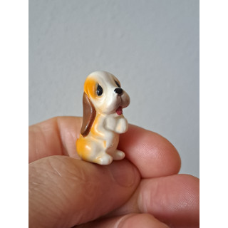 Zittende Basset hond, porselein 3x1.5x3.5cm