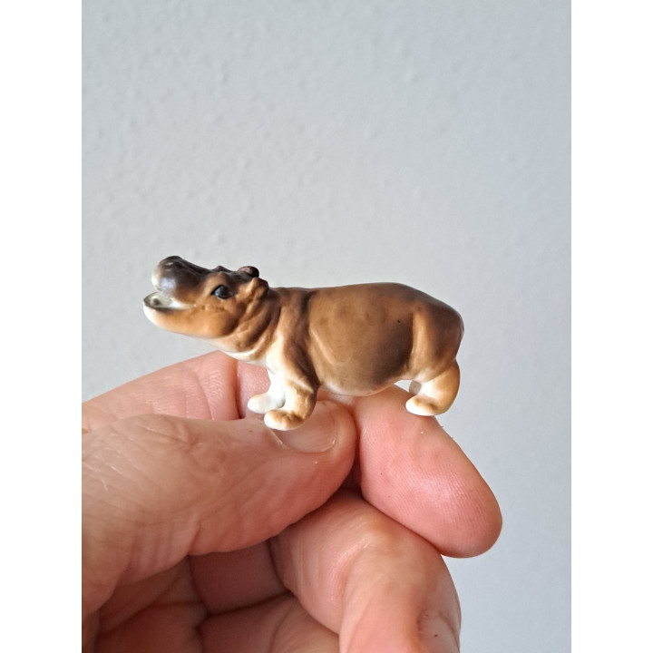 Nijpaard, porselein 5x1.5x2.5cm