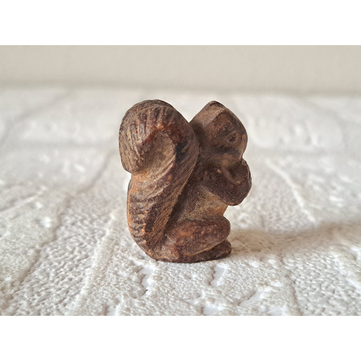 Eekhoorn met eikel, aardewerk 2.5x1.5x3cm - dierfiguren