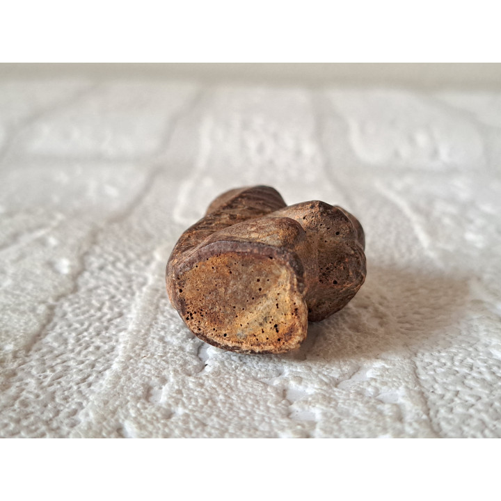 Eekhoorn met eikel, aardewerk 2.5x1.5x3cm - dierfiguren