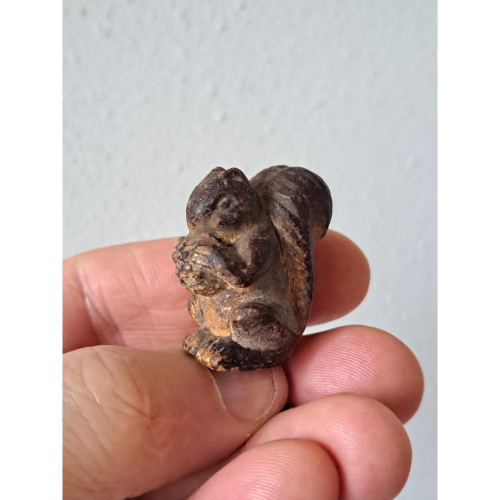 Eekhoorn met eikel, aardewerk 2.5x1.5x3cm