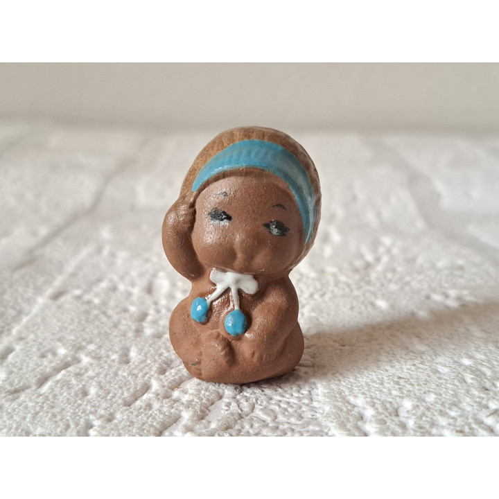 Baby met muts, aardewerk 2x2.5x3.5cm - beeldjes