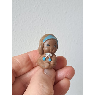 Baby met muts, aardewerk 2x2.5x3.5cm