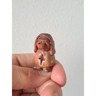 Kloosterzuster met kruis, aardewerk 2x2.5x4cm