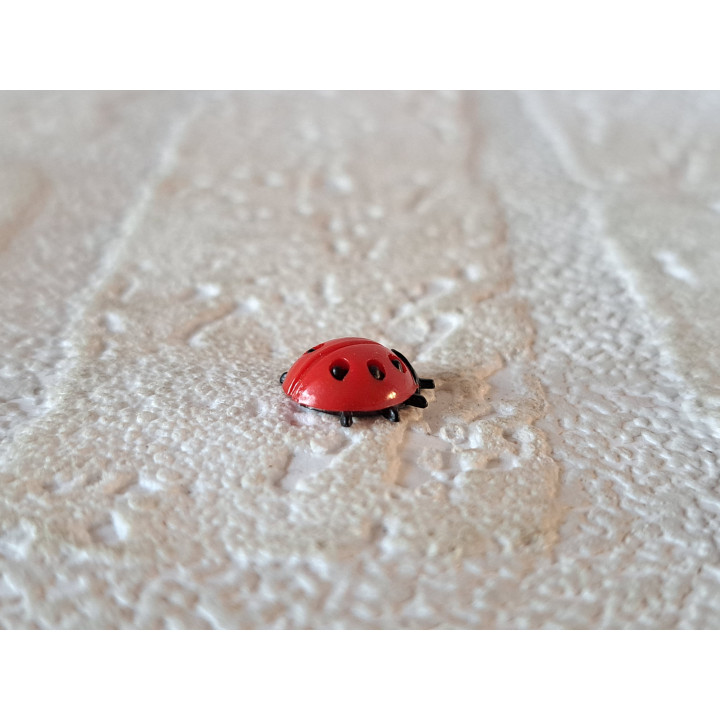 Lieveheersbeestje, kunststof 1.5x1.5x0.5cm - Verzamelobjecten