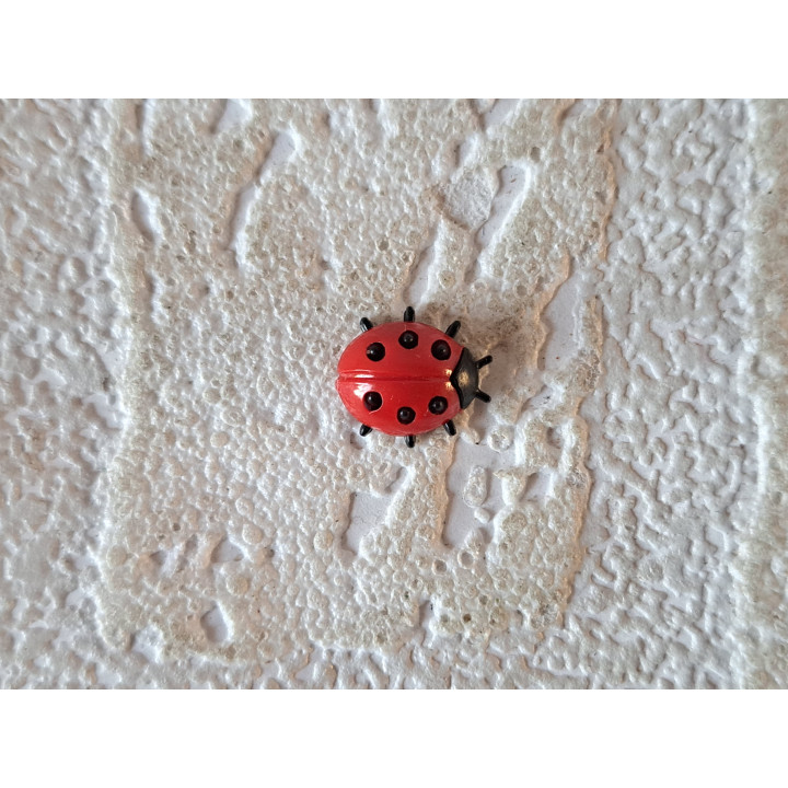 Lieveheersbeestje, kunststof 1.5x1.5x0.5cm - Verzamelobjecten