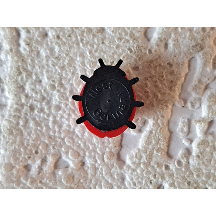 Lieveheersbeestje, kunststof 1.5x1.5x0.5cm - Verzamelobjecten