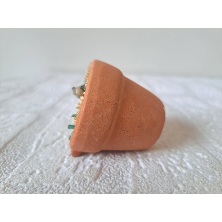 Konijn van kunsthars in aardewerk bloempot D4.5x4.5cm - beeldjes