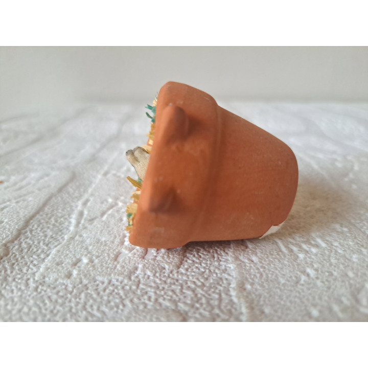 Konijn van kunsthars in aardewerk bloempot D4.5x4.5cm - beeldjes