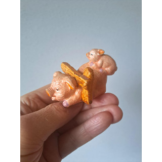 Varken met big op rug, aardewerk 8x5x5cm