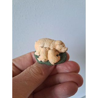 Varken met biggetjes, kunsthars 4.5x4x2.5cm