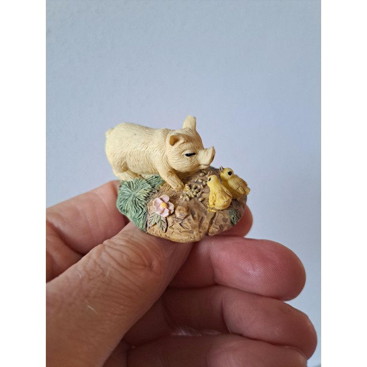 Varken met kuikentjes, kunsthars 5x4x3cm