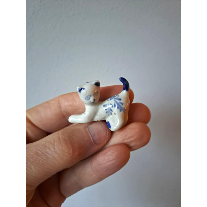 Delftsblauw poes met bloem, porselein 4x1.5x3cm