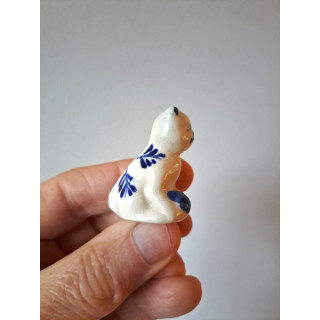 Delftsblauw poes met bal en bloemen, porselein 3x2x4cm